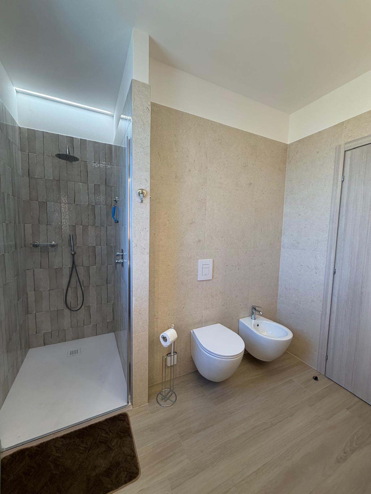Bagno grande — doccia
