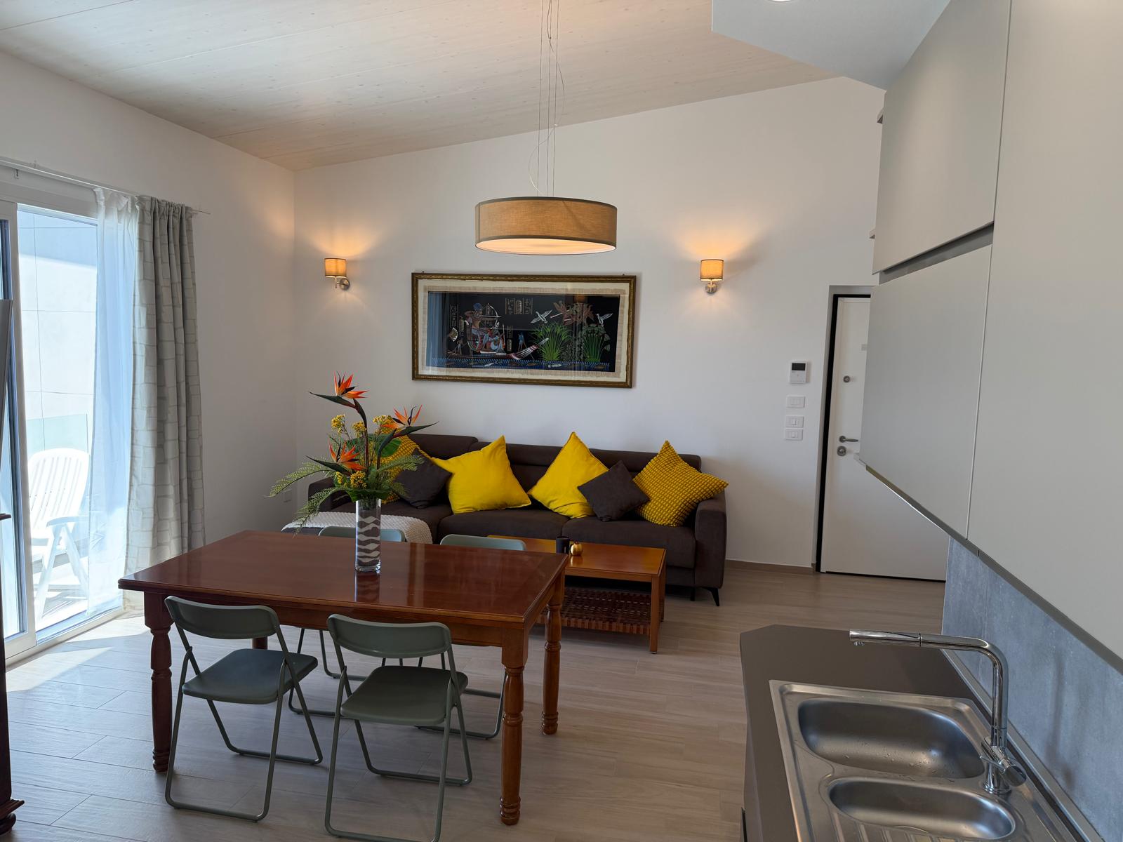 Soggiorno open space con accesso al terrazzo